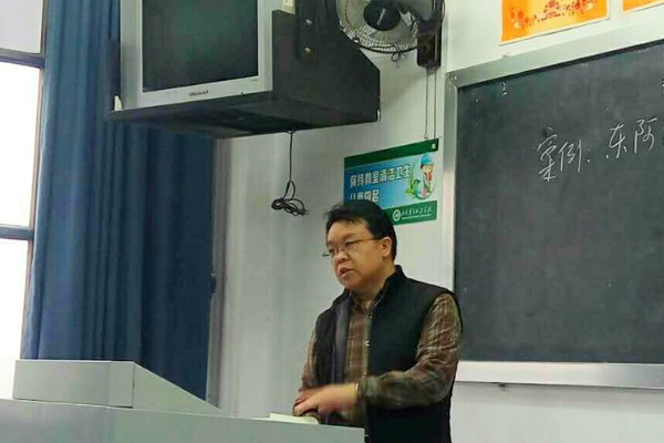 深蓝机器公司领导为高校学生授课