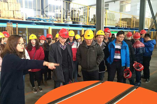 深蓝机器公司领导为高校学生授课