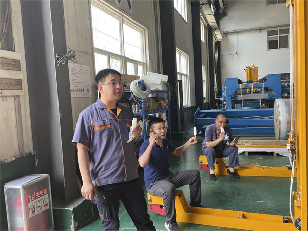 深蓝自动缠绕包装机厂家为一线员工“送清凉”