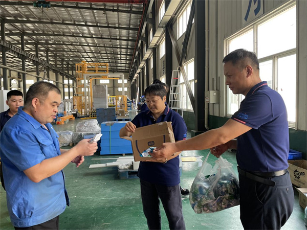 深蓝自动缠绕包装机厂家为一线员工“送清凉”